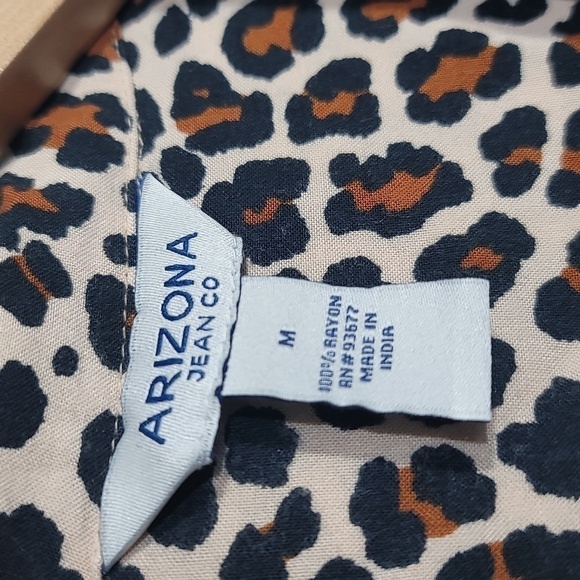ARIZONA Animal Print Aesthetic Collared Button-Up Blouse - Picture 5 of 8